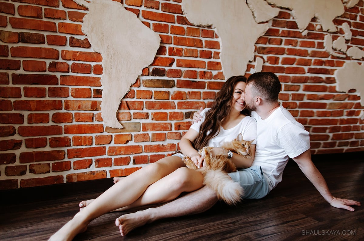 Фотосесія пари вдома з котом, фото - Весільний фотограф Анна Шаульская