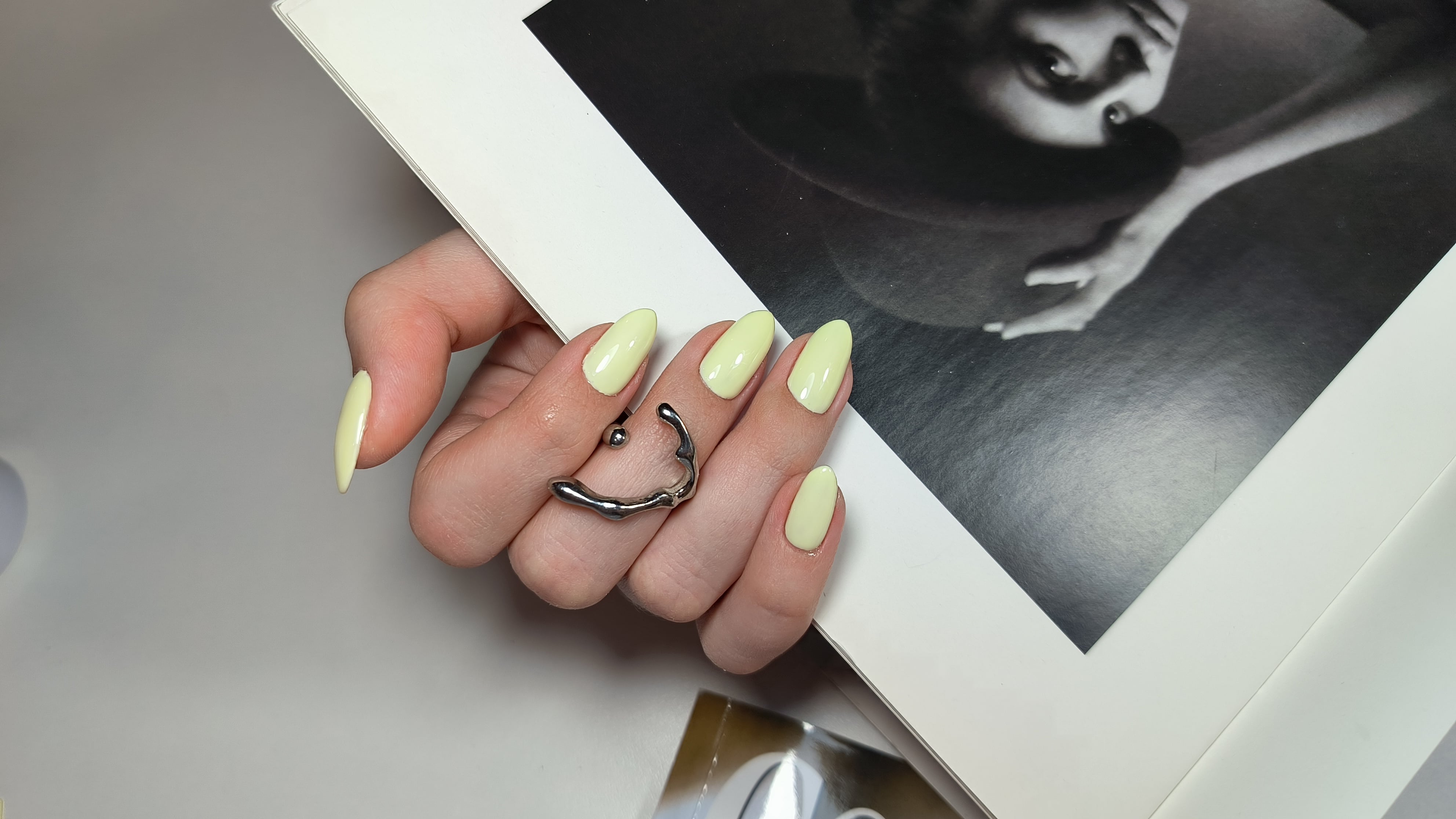 Ніжний манікюр мигдаль на довгі нігті, фото - Нігтьова студія Crazy Nails Room