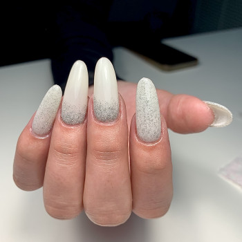 Ніжний молочно-білий колір з делікатним сяйвом гліттеру на довгих, ідеально вирівняних нарощених нігтях. Виконано з преміальних матеріалів преміум-класу — максимальна стійкість, глянцевий фініш та бездоганна форма., фото - Мастер маникюра Анна Домбровская