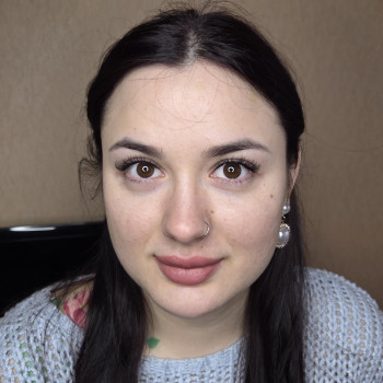 Антиплавна лінія — це ефект, у якому поєднуються відкриті пучки та схлопнутий «мокрий» ефект. Вії виглядають насичено, але не перевантажують погляд, створюючи легку, виразну лінію.