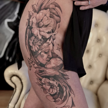 Тату на стегні: мама з дитиною та квіти, чорно-сірий реалізм.
