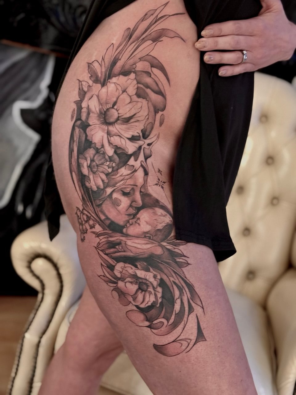 Тату на стегні: мама з дитиною та квіти, чорно-сірий реалізм., фото - Тату салон ДІН ГИОР татуювання та пірсинг