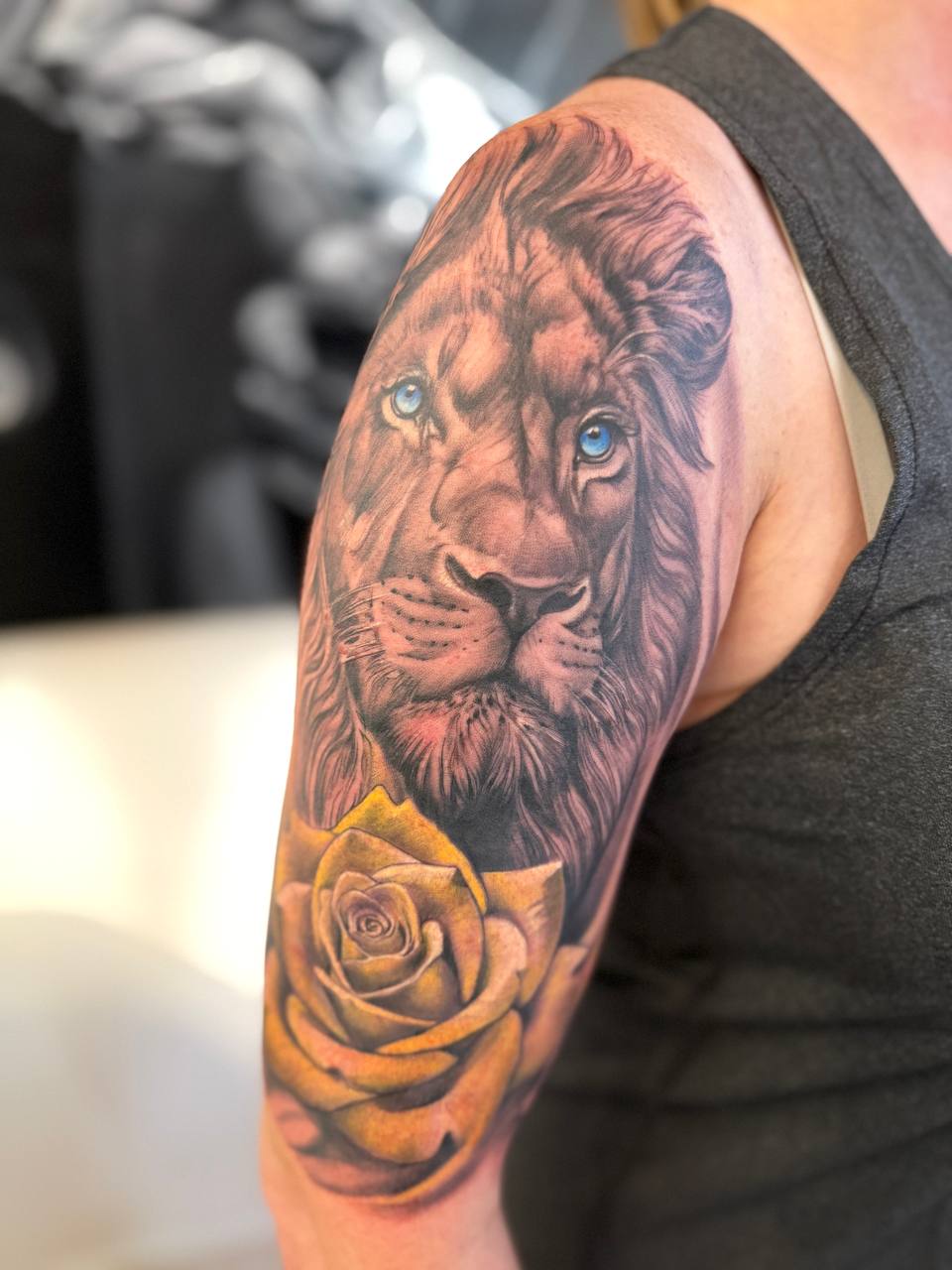 Тату на плечі: лев з трояндою, кольоровий реалізм., фото - Тату салон ДІН ГИОР татуювання та пірсинг