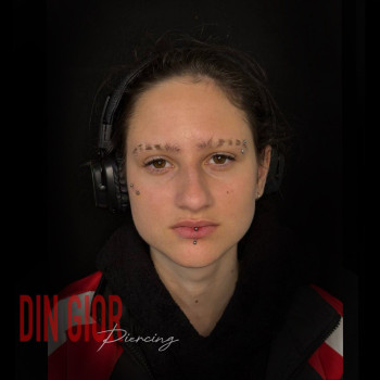 Пірсинг обличчя: брови, щока та губа, мінімалістичні прикраси.