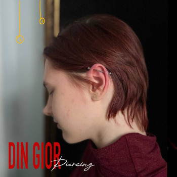 Пірсинг вуха: індастріал, акуратна постановка штанги.