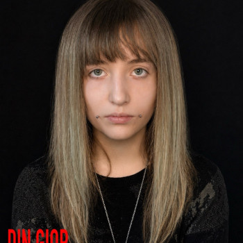 Пірсинг щік: симетричні проколи, акуратна робота.