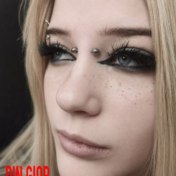 Пірсинг носа: брідж, акуратна симетрична робота.