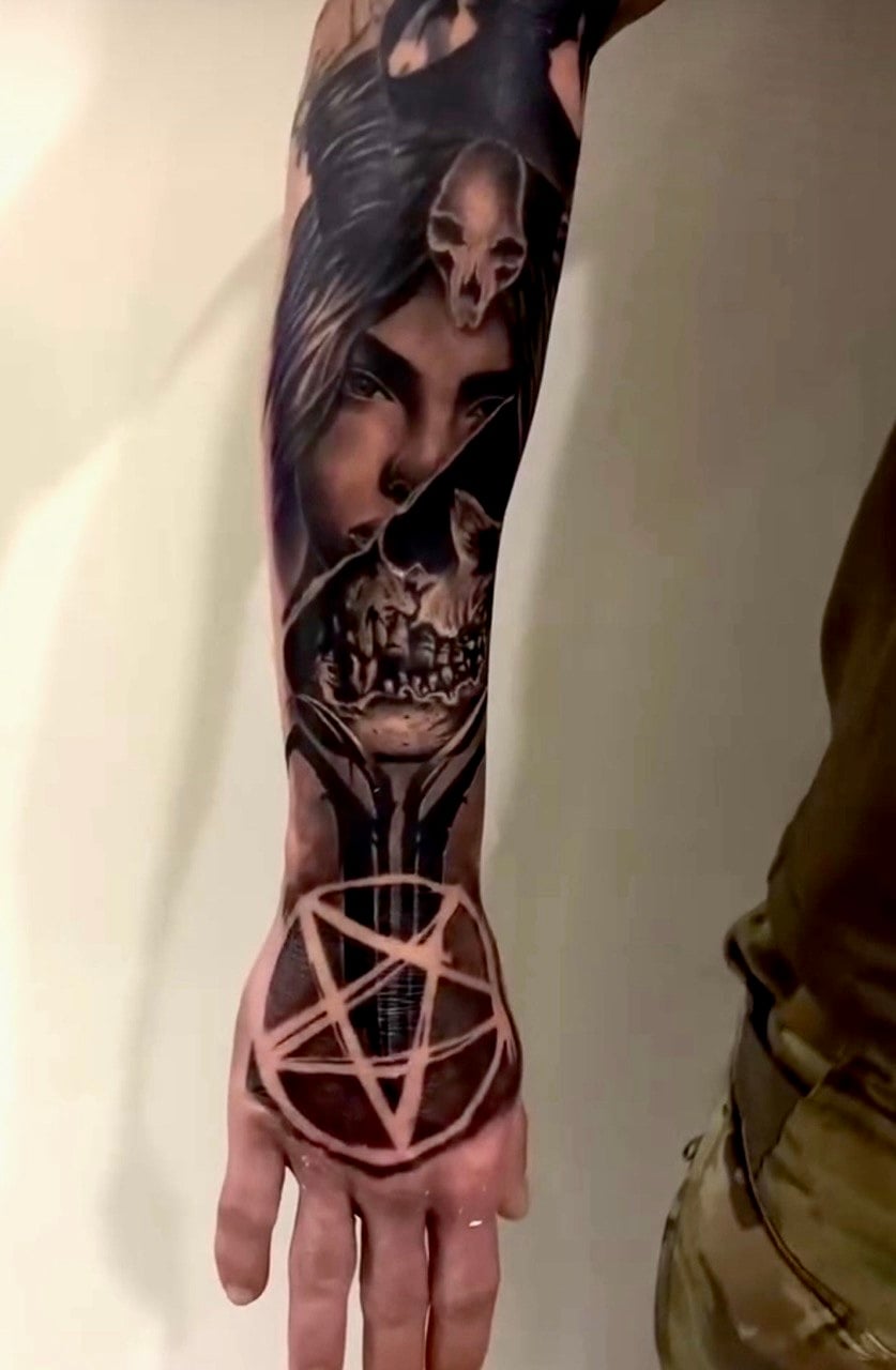 Мужские на руке череп, фото - Тату салон Free Art Tattoo