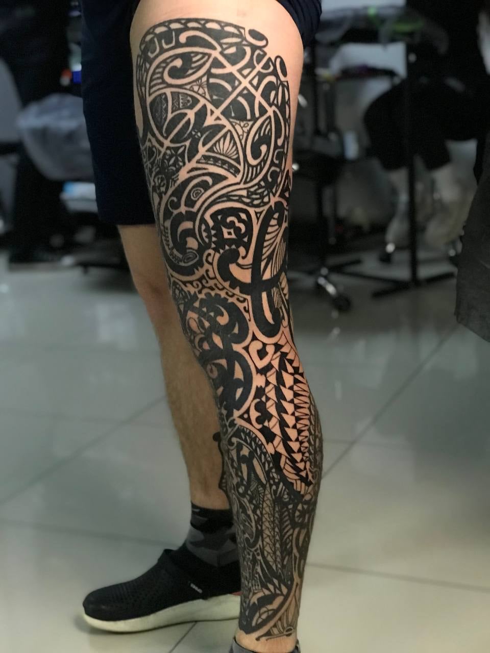 Мужские на ноге черно-белые, фото - Тату салон Free Art Tattoo