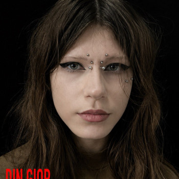 Пірсинг обличчя: бридж і антиброва, акуратна симетрія та чиста постановка.