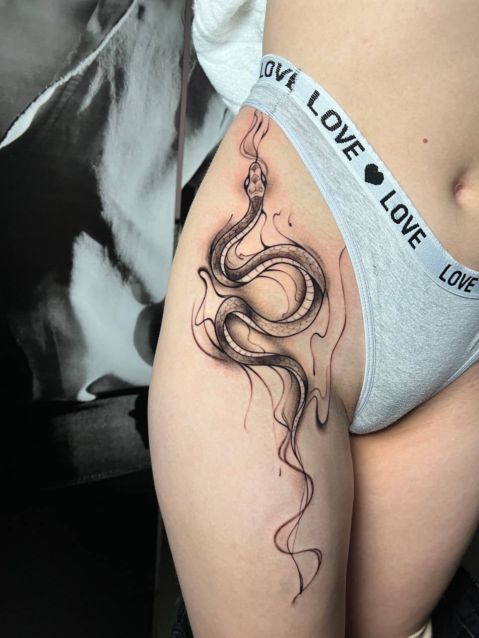 Для дівчат змія чорно-білі, фото - Тату салон Free Art Tattoo