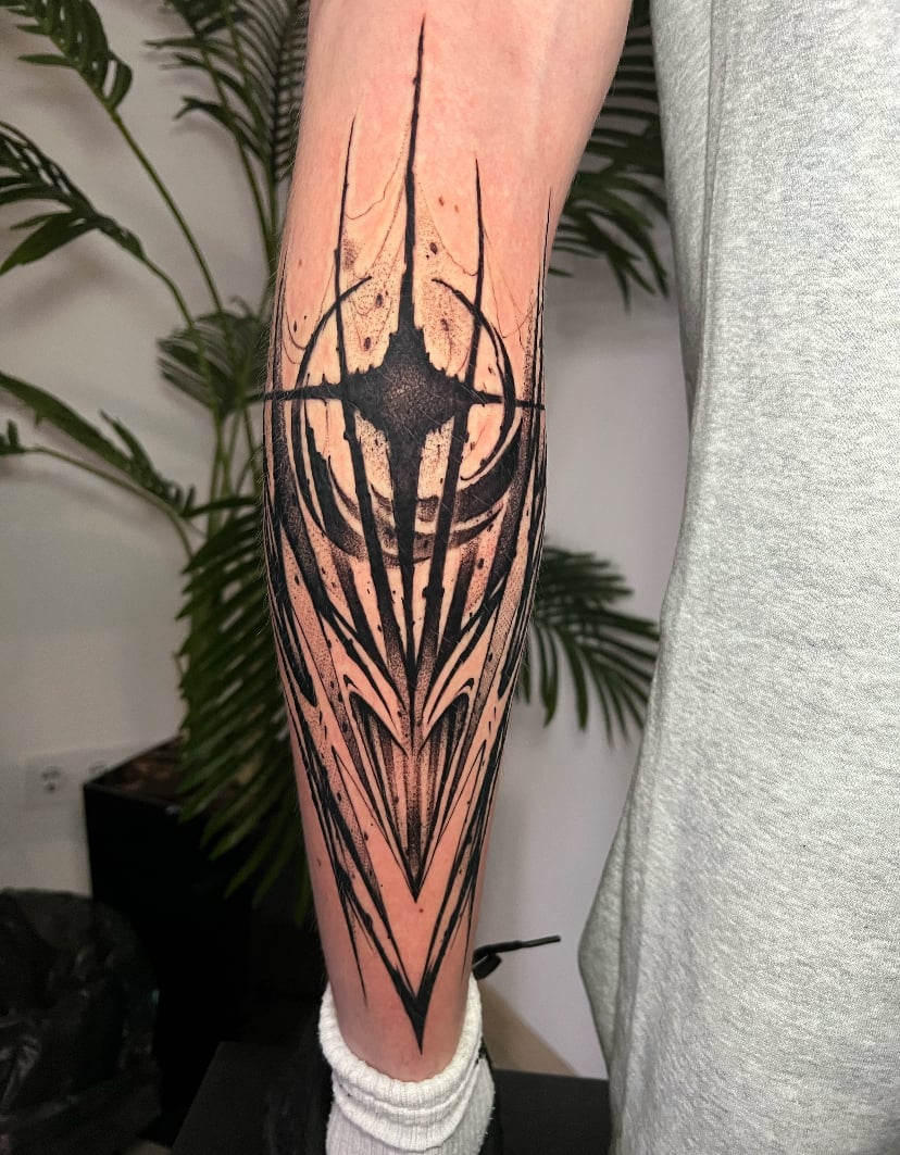 Мужские на ноге черно-белые, фото - Тату салон Free Art Tattoo