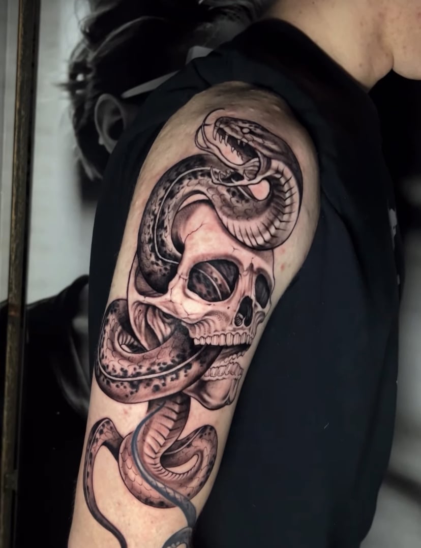 Для хлопців змія на плечі, фото - Тату салон Free Art Tattoo