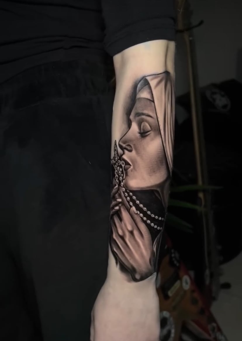 Черно-белые монашка, фото - Тату салон Free Art Tattoo