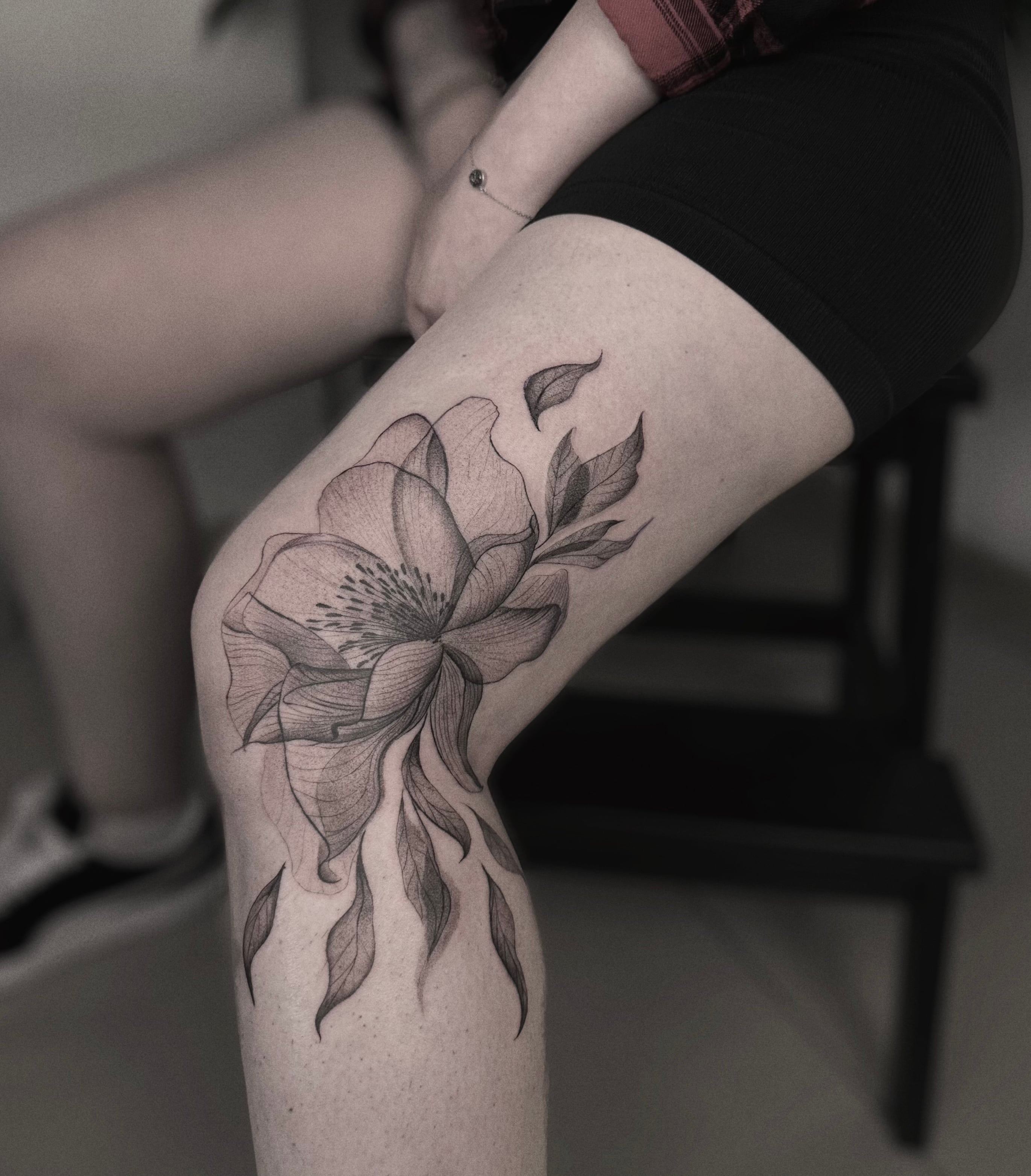 Для дівчат чорно-білі квіти, фото - Тату салон Free Art Tattoo