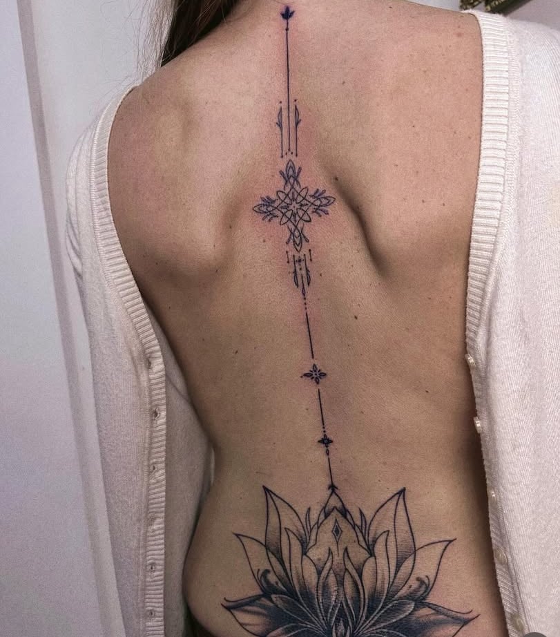 Для дівчат чорно-білі на спині, фото - Тату салон Free Art Tattoo