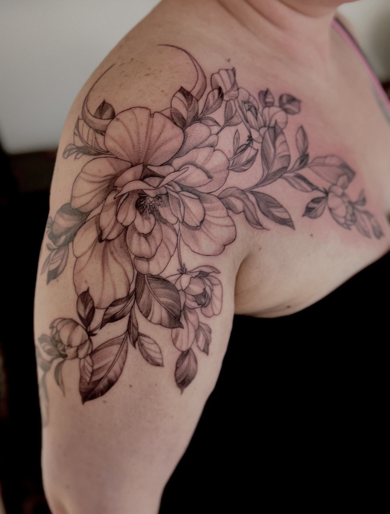 Ніжна флористика у стилі fine line з м’яким тінюванням — легка, повітряна композиція, що красиво підкреслює форму плеча., фото - Тату салон DIN GIOR tattoo & piercing