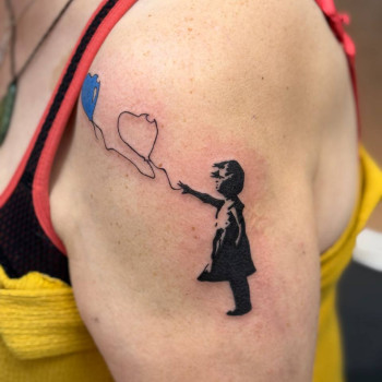 Графічна робота з контрастом: силует + тонка лінія, легкий колірний акцент — мінімалізм з настроєм.