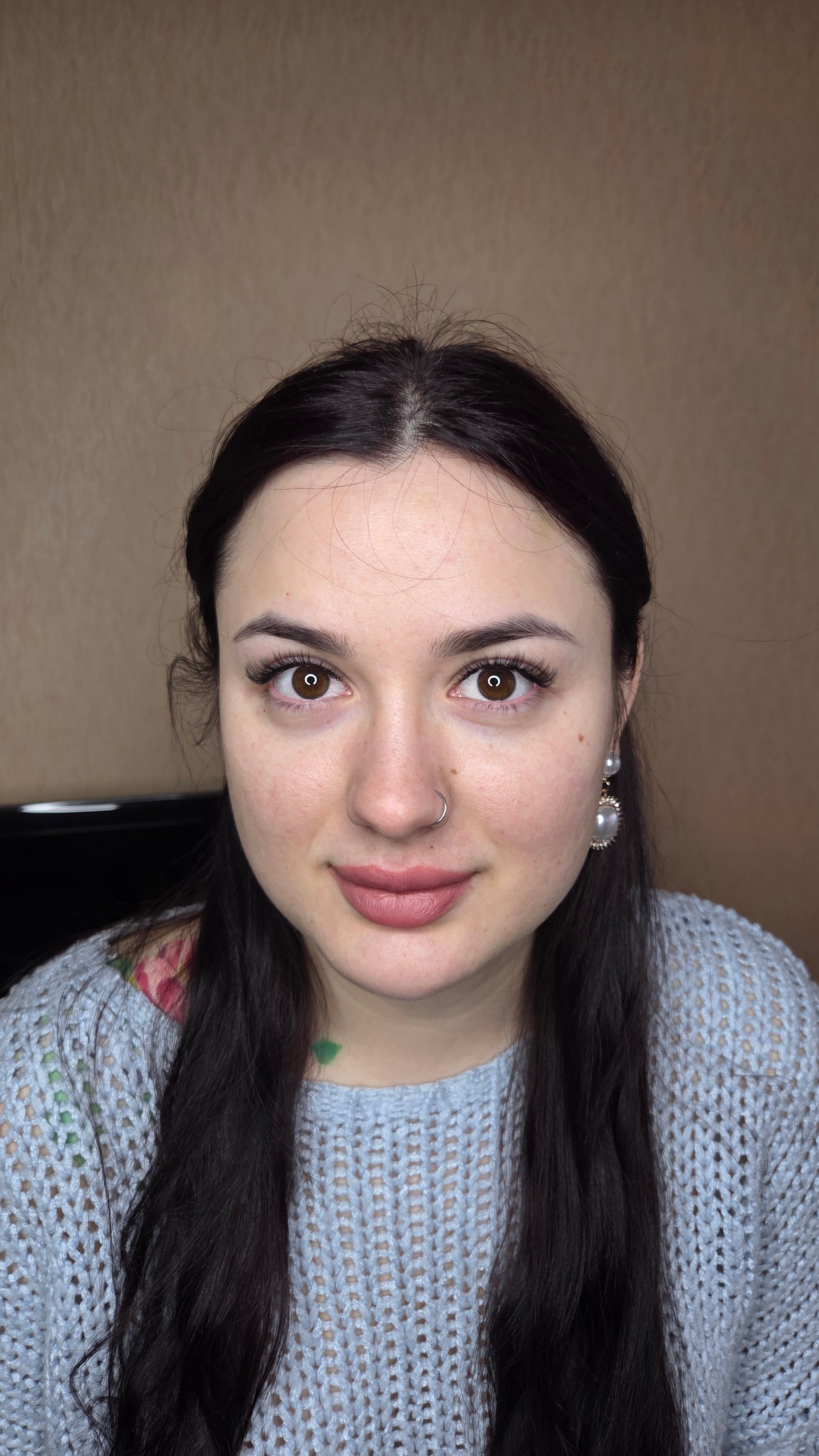 Антиплавна лінія — це ефект, у якому поєднуються відкриті пучки та схлопнутий «мокрий» ефект. Вії виглядають насичено, але не перевантажують погляд, створюючи легку, виразну лінію., фото - Лешмейкер Наталія