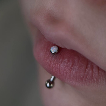 Пірсинг губи «Вертикальний лабрет»
