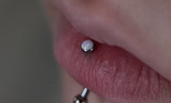 Пирсинг губы «Вертикальный лабрет» Мастер по пирсингу Татьяна Киев