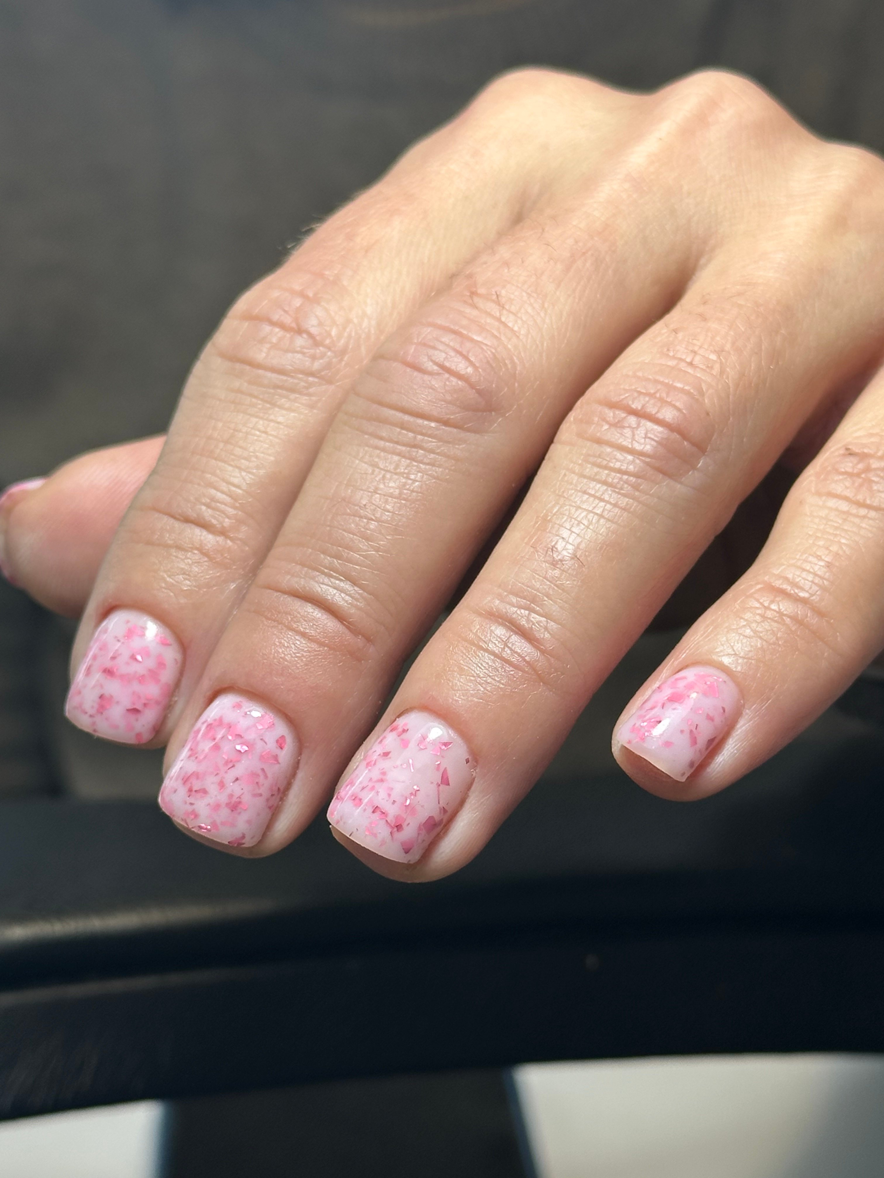 Манікюр на короткі нігті ніжний з блискітками, фото - Майстер манікюру Наталія Бондарєва