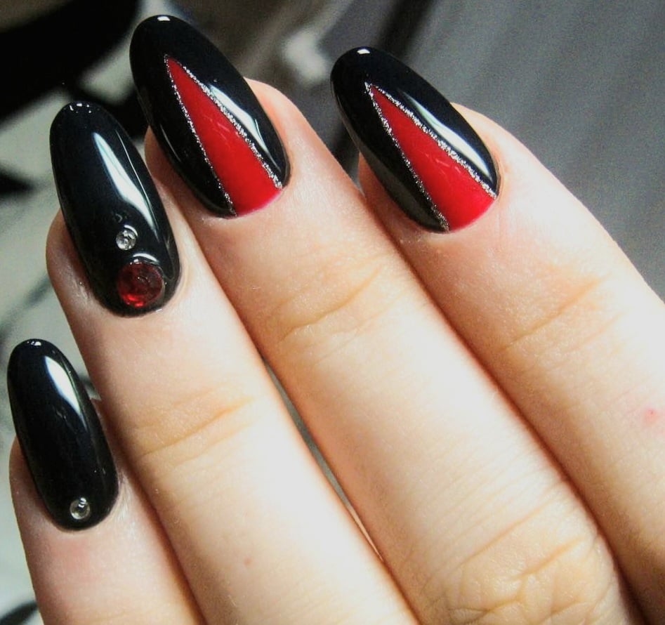 Чорний манікюр з камінням дизайном, фото - Майстер манікюру Дар'я Базилевська