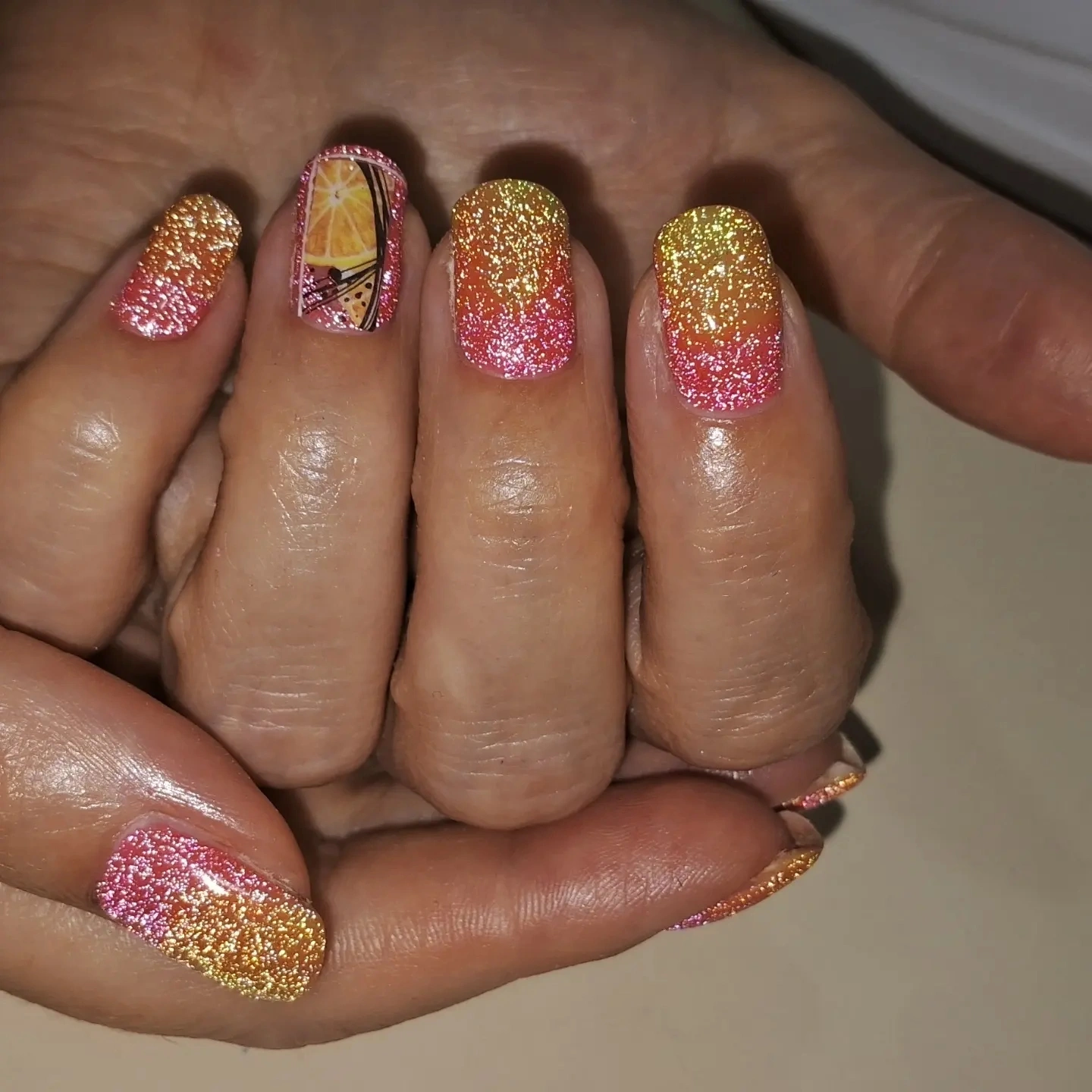 Манікюр з блискітками рожевий із золотом, фото - Майстер манікюру Дар'я Базилевська