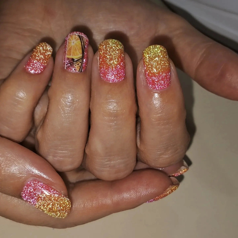 Манікюр з блискітками рожевий із золотом, фото - Майстер манікюру Дар'я Базилевська