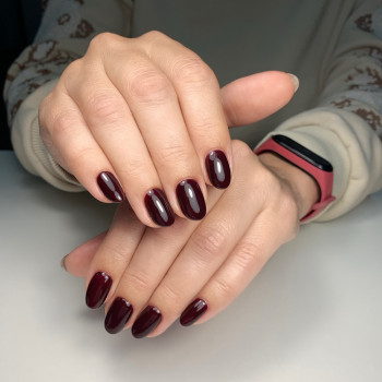 Манікюр П’яна вишня на коротких нігтиках 🍒 Глибокий соковитий вишневий колір для стильного look.