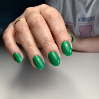 Зелений манікюр на коротких нігтиках 💚 Свіжий та насичений зелений колір для стильного модного look., фото - Мастер маникюра Анна Домбровская