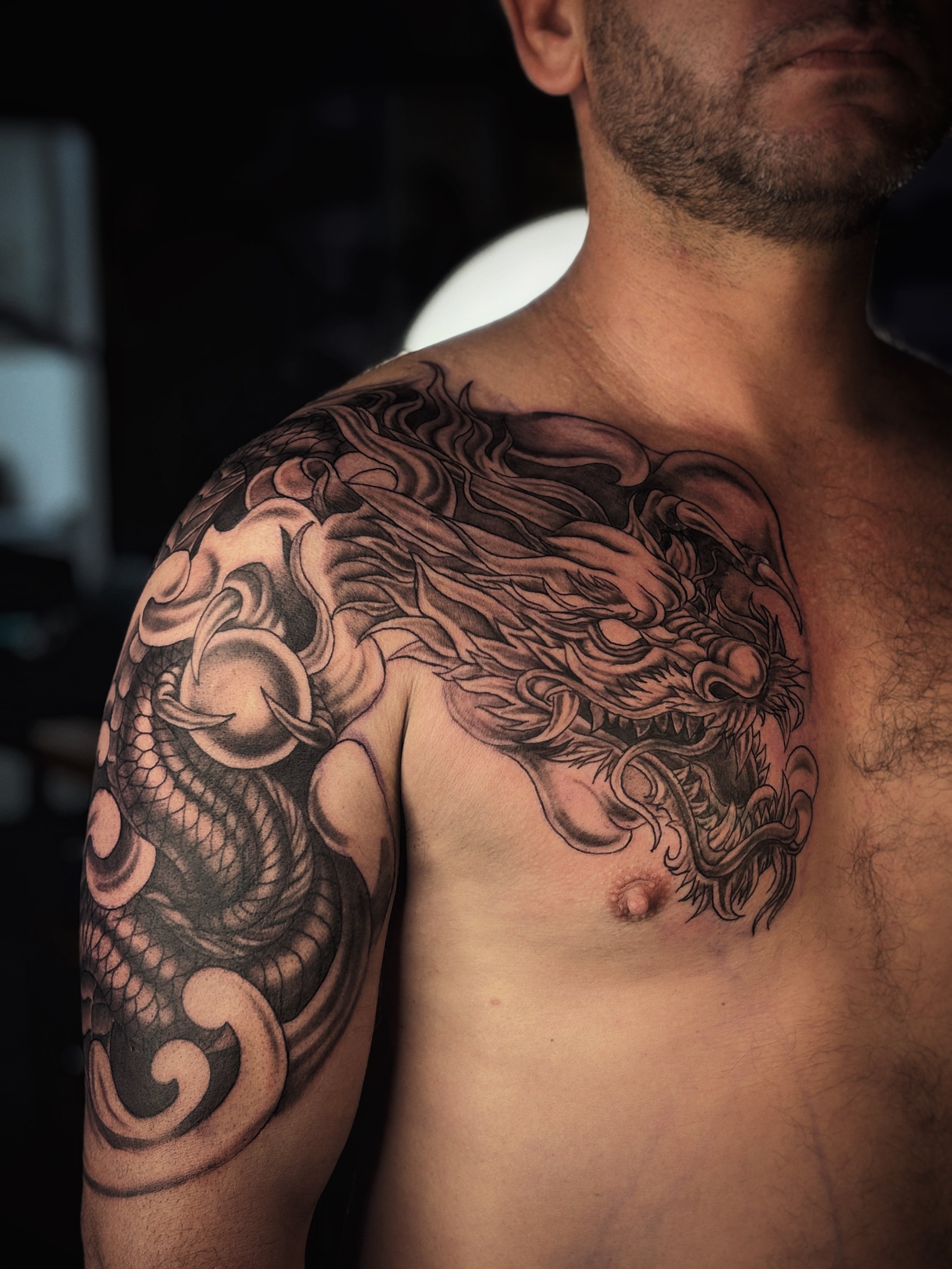 Для хлопців на плечі чорно-білі, фото - Тату салон Smile Tattoo