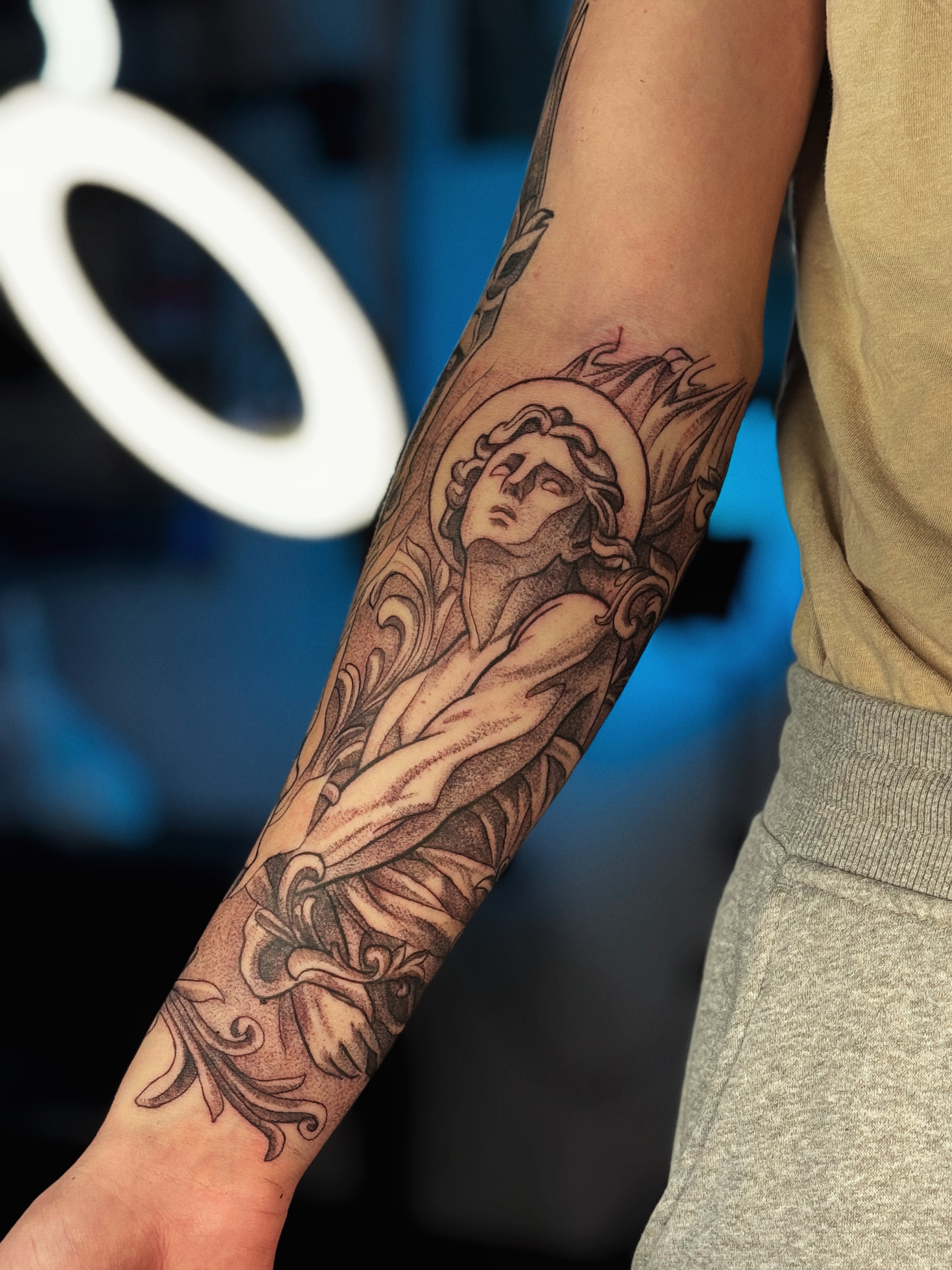 На передпліччі янгол реалізм, фото - Тату салон Smile Tattoo