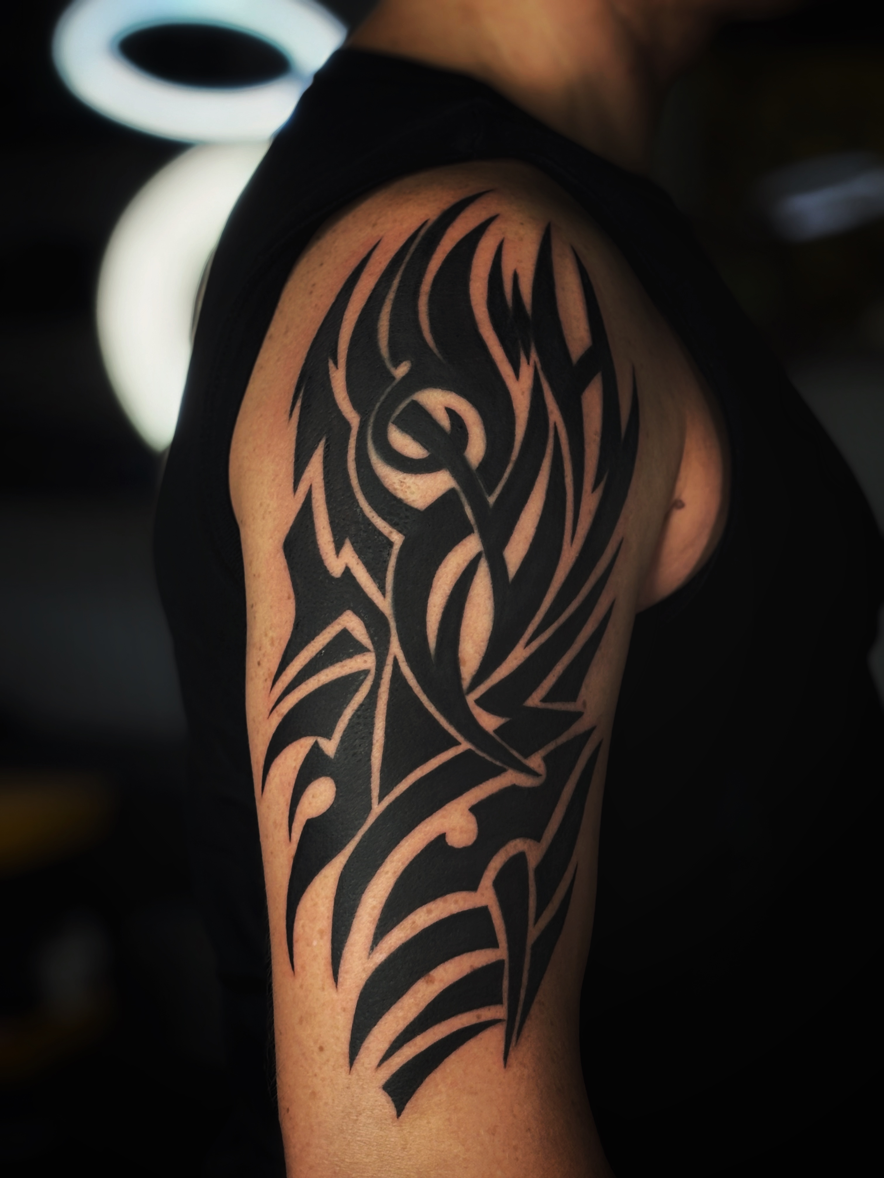 На плече черно-белые трайбл, фото - Тату салон Smile Tattoo