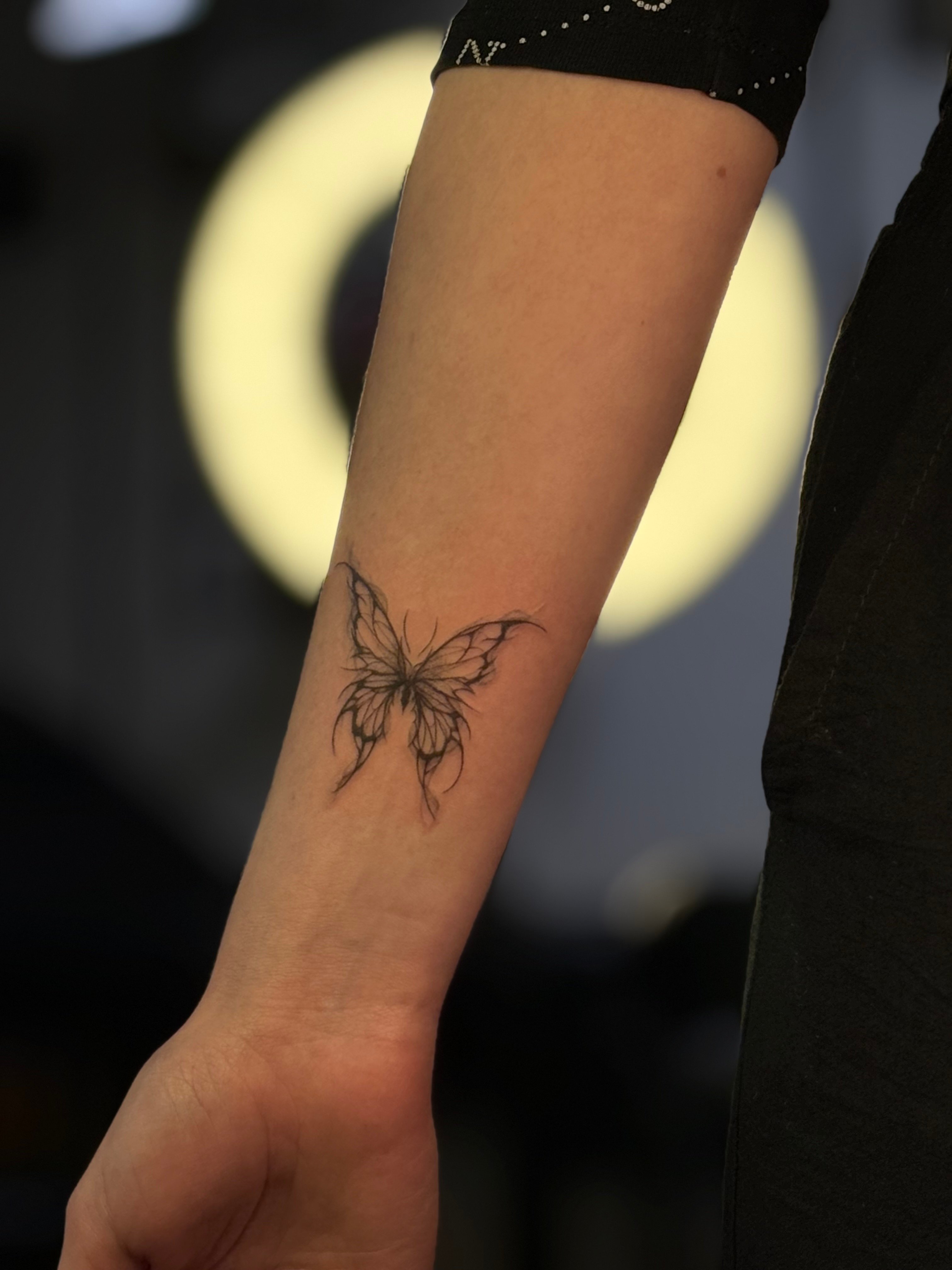 Для дівчат на передпліччі чорно-білі, фото - Тату салон Smile Tattoo