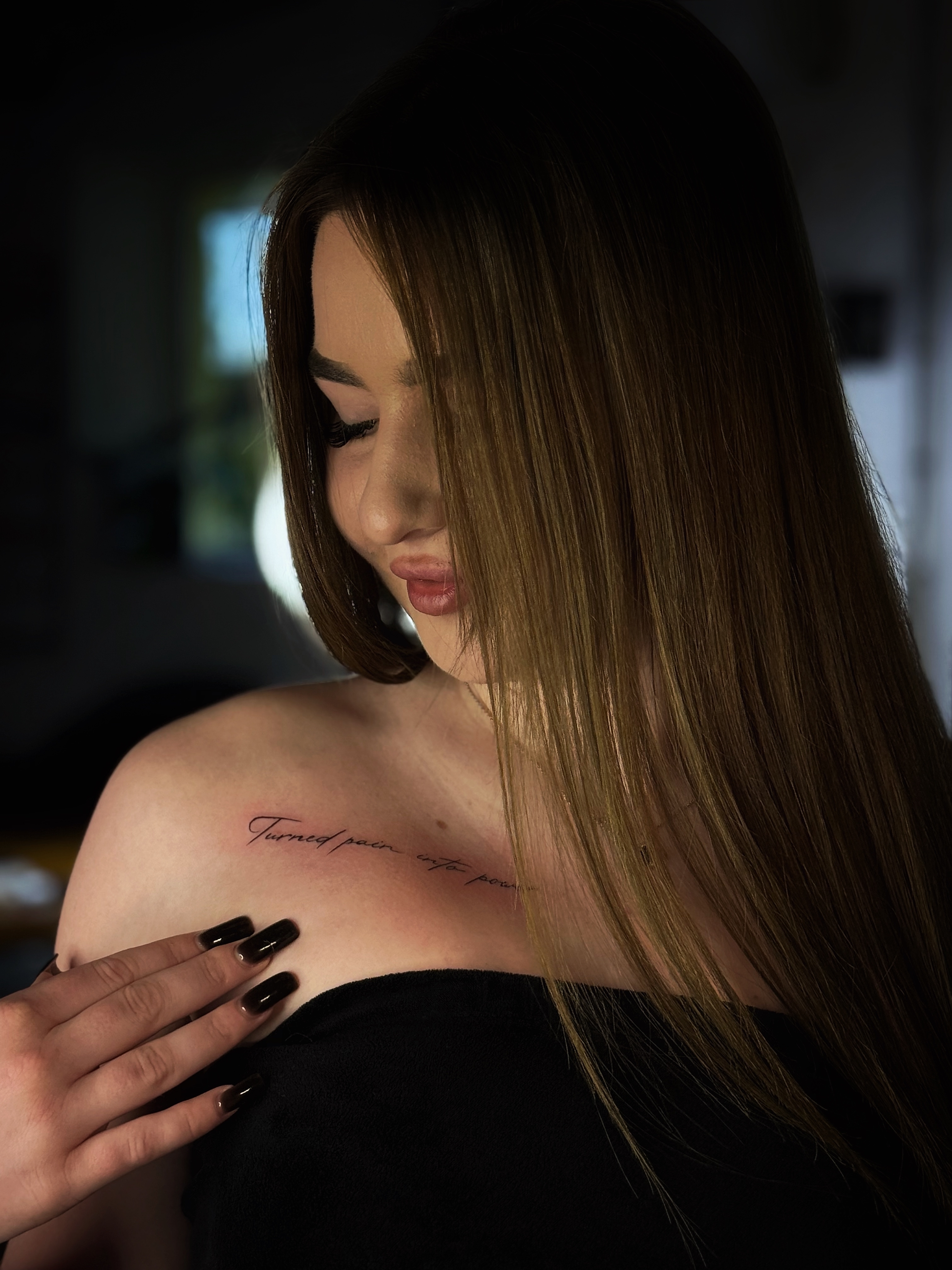 Для дівчат чорно-білі напис, фото - Тату салон Smile Tattoo