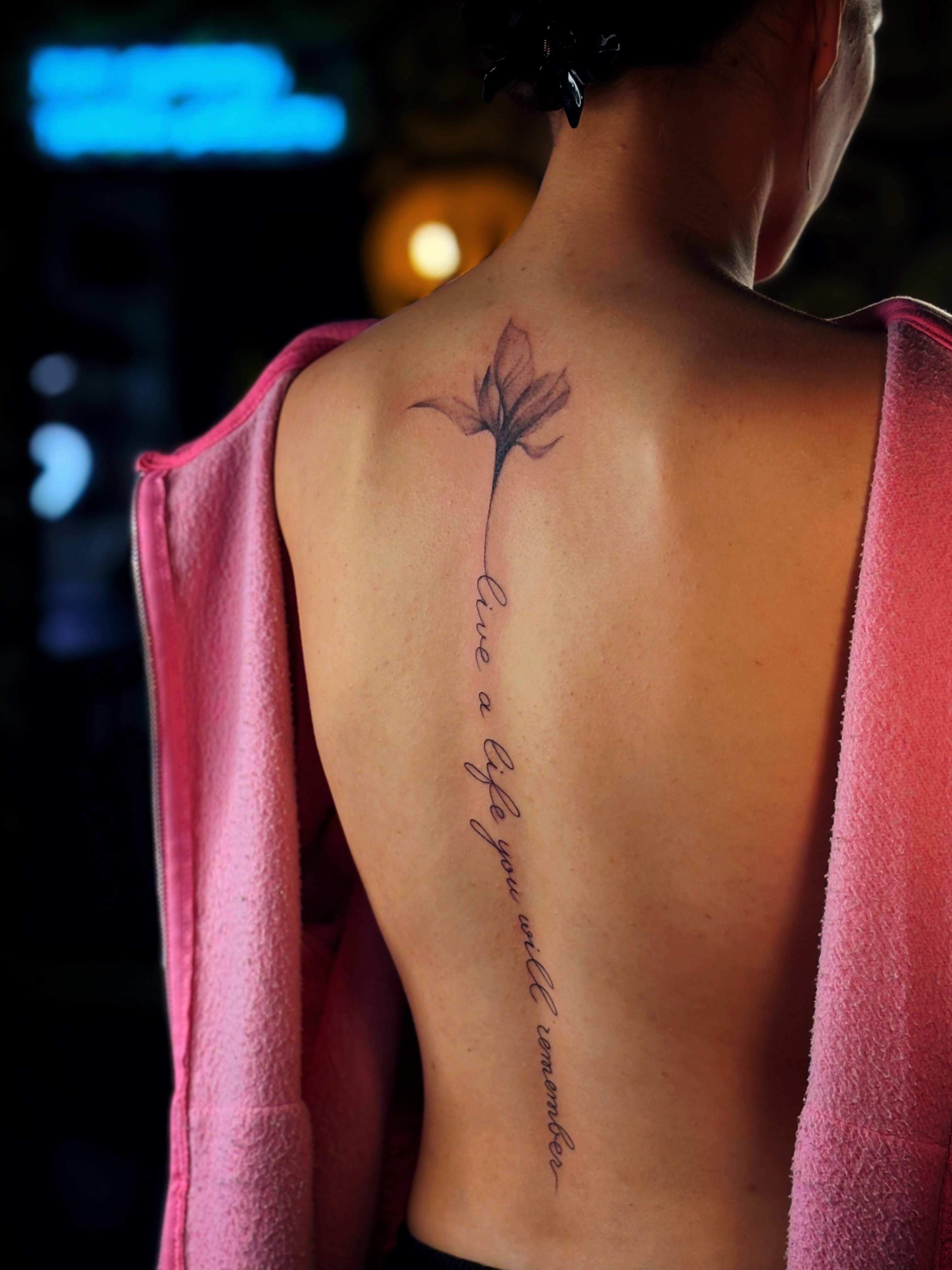 Для дівчат чорно-білі на спині, фото - Тату салон Smile Tattoo
