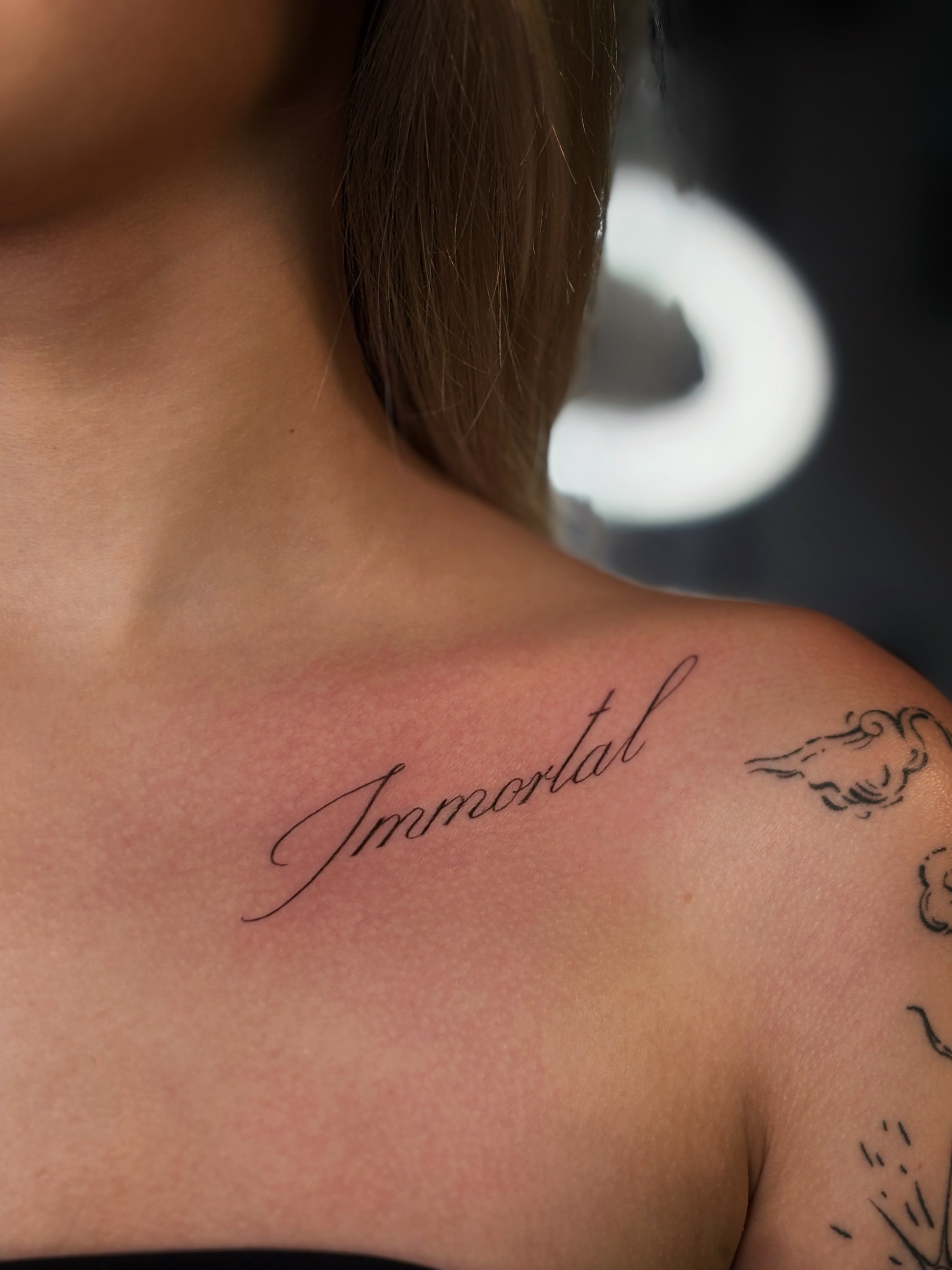 Для дівчат чорно-білі слова, фото - Тату салон Smile Tattoo