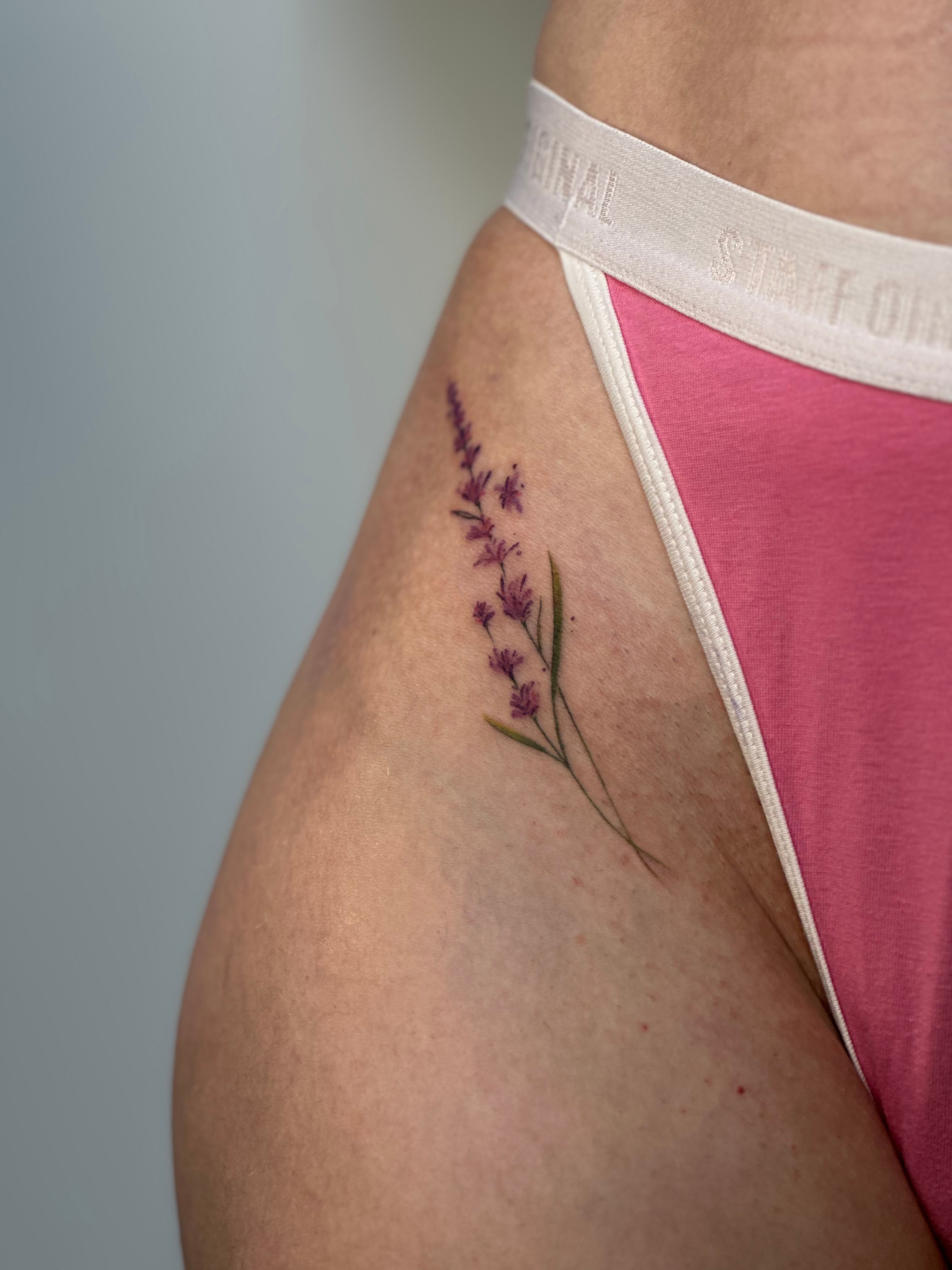 Для дівчат кольорові квіти, фото - Тату салон Smile Tattoo