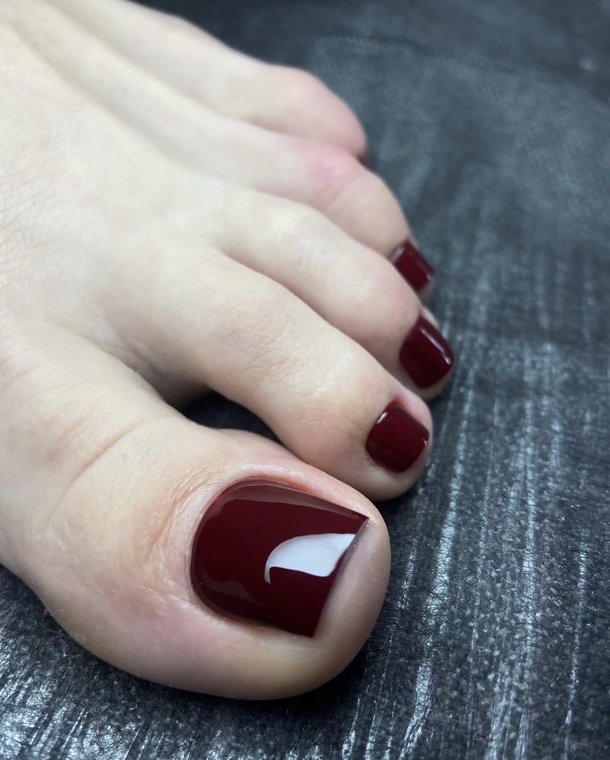 Педикюр красивый красный, фото - Ногтевая студия Blush