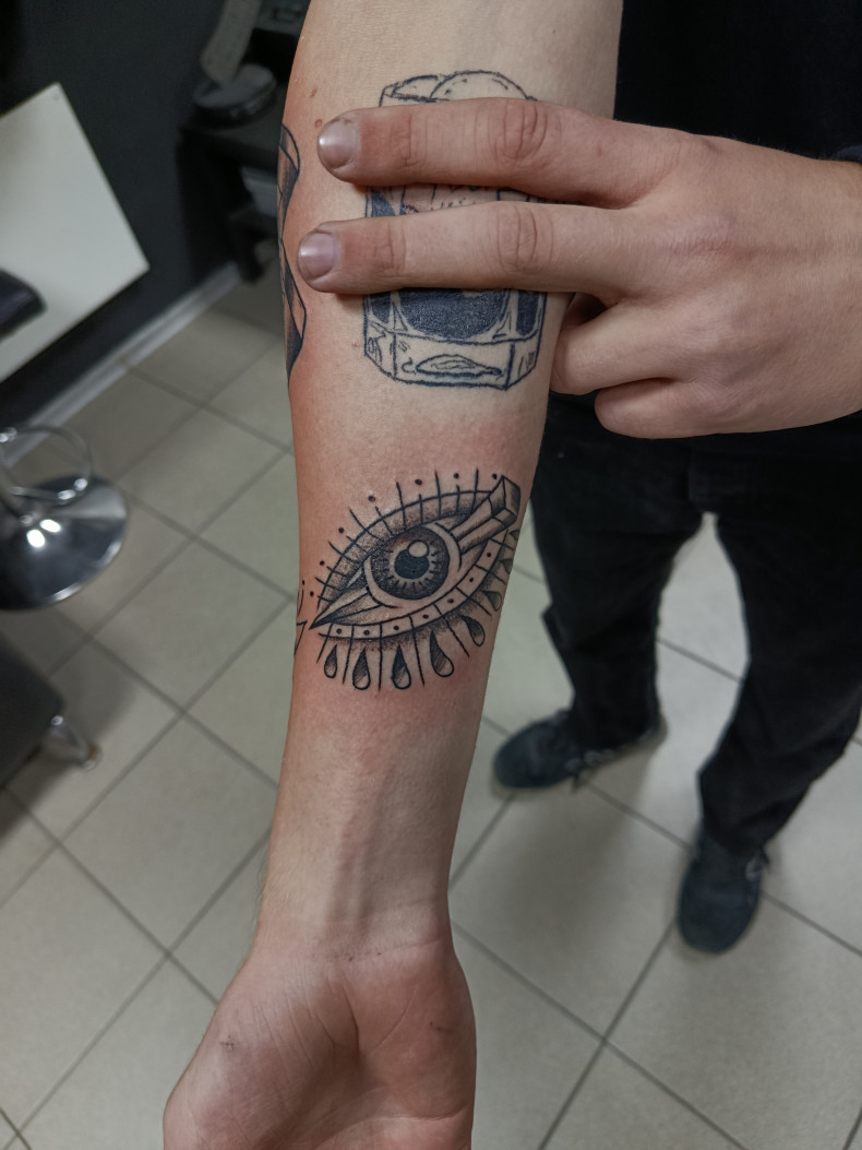 Мужские глаз на руке, фото - Тату мастер Дмитрий Tattooin
