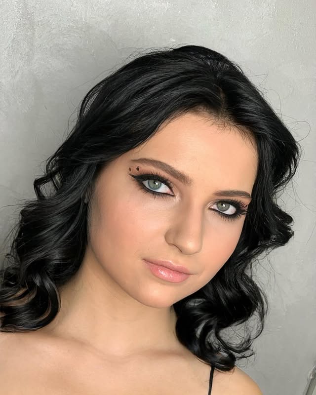 Вечірній макіяж зі стрілками з глітером, фото - Візажист Дар'я Далилорас