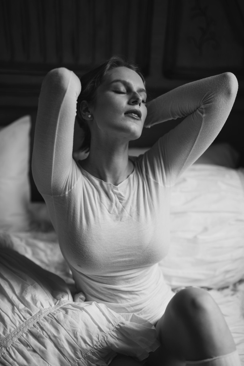 Фотосесія у ліжку чб індивідуальна, фото - Фотограф Яна Томашук