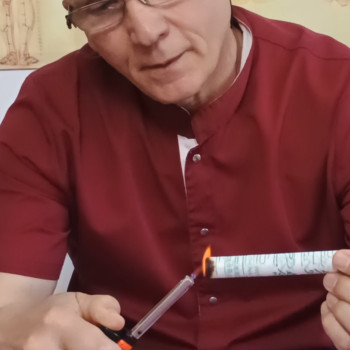 Моксотерапія — це стародавній метод цілющого прогрівання біологічно активних точок полиновими сигарами. Тепловий вплив допомагає активувати життєву енергію, зняти хронічний біль та зміцнити імунітет. Глибоке та м'яке прогрівання дарує відчуття спокою та відновлює внутрішні ресурси організму. ​