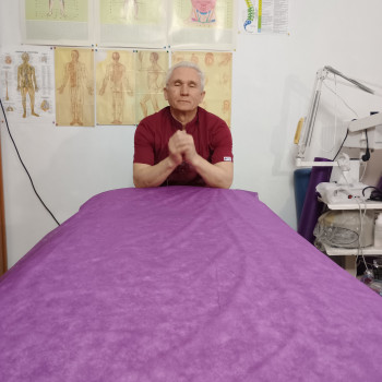 Вітаю в моєму кабінеті. Тут панує атмосфера спокою та зосередженості. Анатомічні схеми на стіні — це не просто декор, а основа моєї щоденної роботи як остеопата. Я готовий допомогти вам розібратися в причинах нездужань і відновити здоров'я. ​