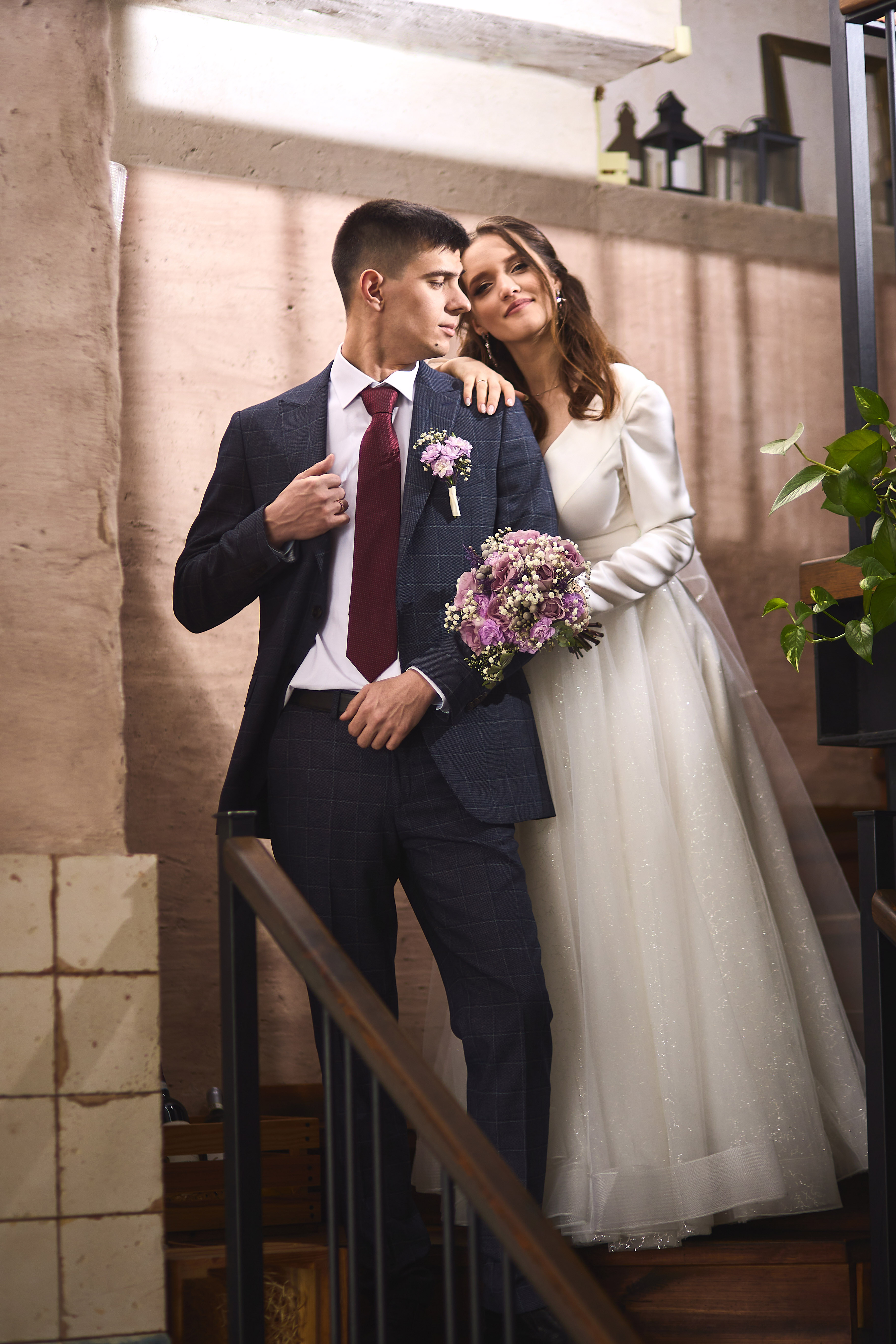 Кінематографічна та чуттєва зйомка у стилі love story 👩‍❤️‍👨. Фотографія через вікно кафе з відображенням вулиці створює особливий ефект глибини, затишку та інтимності. Справжні емоції, ніжність та романтична атмосфера ідеального побачення., фото - Фотограф Дима Покидин