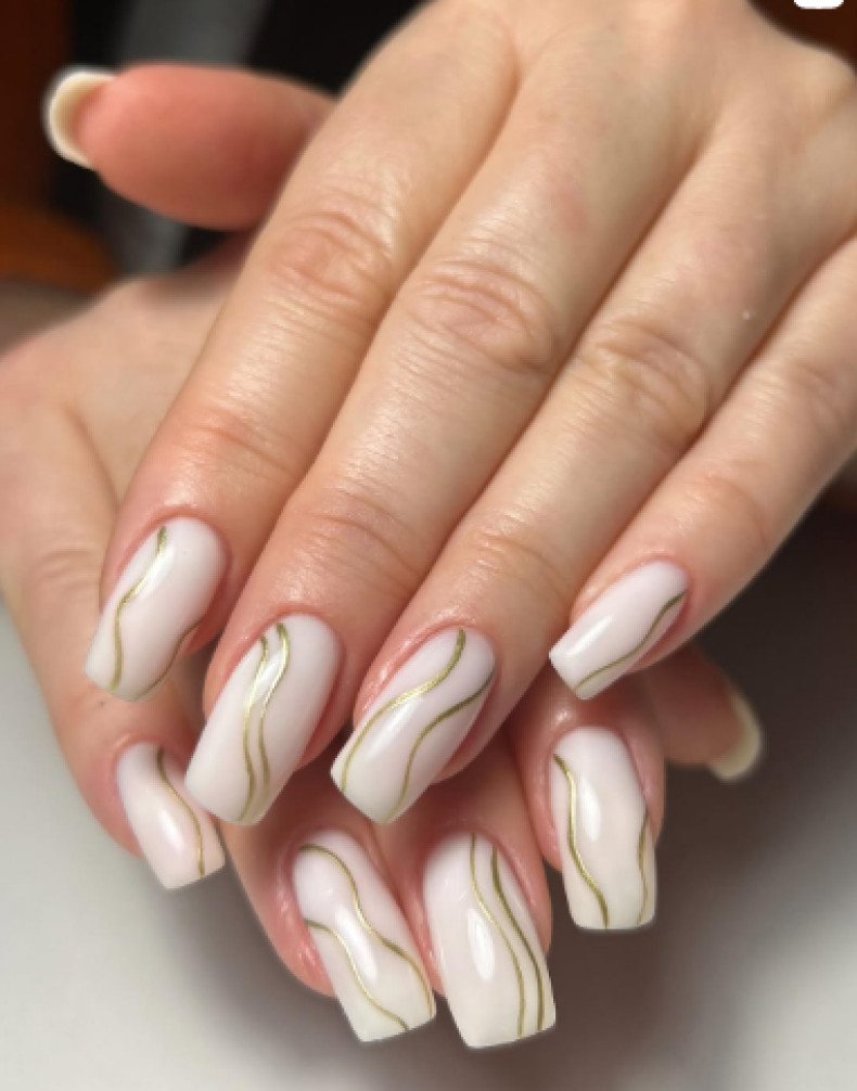 Білий манікюр з малюнком із золотом, фото - Косметологія Healthy & beauty club