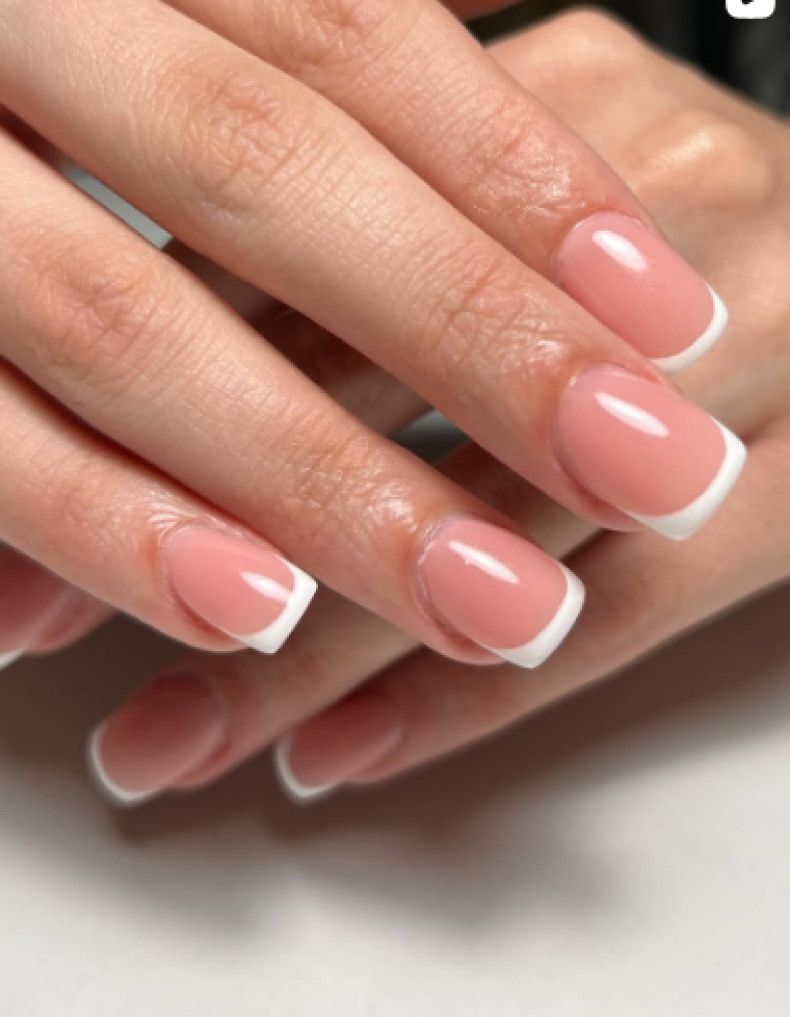 Ніжний манікюр нюдовий французький, фото - Косметологія Healthy & beauty club