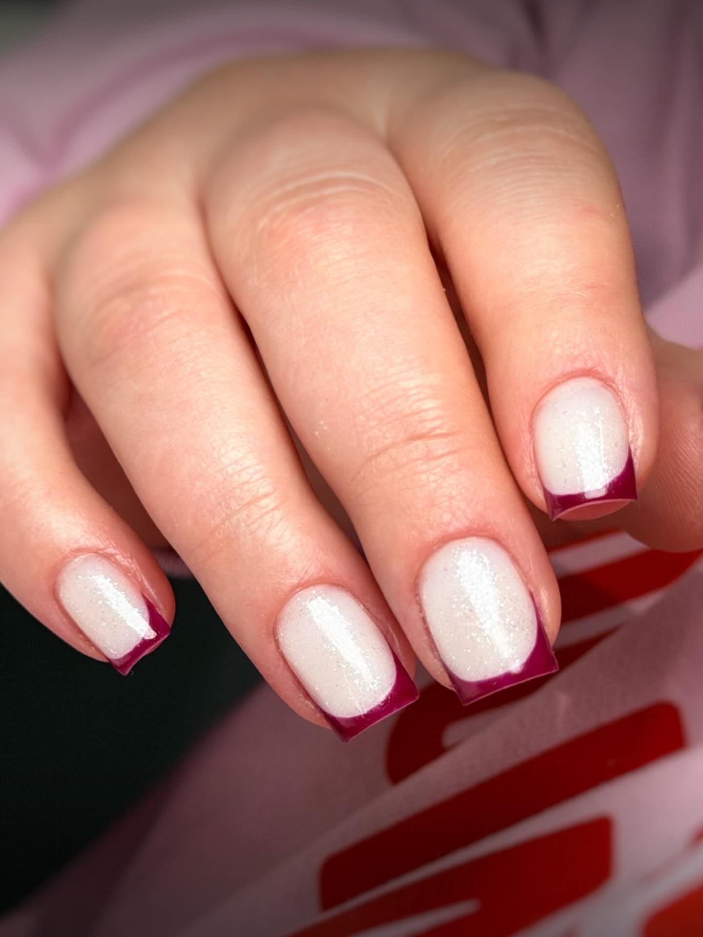 Бордовий манікюр на квадратні нігті френч, фото - Студія краси VivArt Beauty studio & School