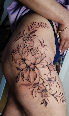 Для дівчат чорно-білі квіти, фото - Тату салон Tattoo Code